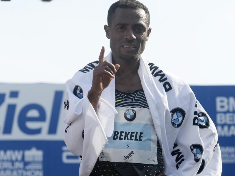 Der Äthiopier Kenenisa Bekele feiert seinen Sieg beim Berlin-Marathon. Foto: Maurizio Gambarini
