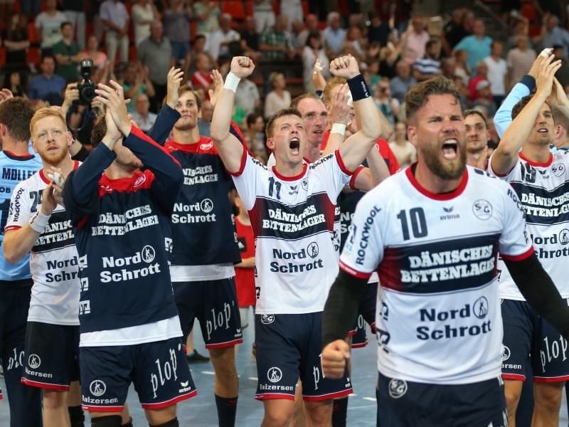 Die Spieler der SG Flensburg-Handewitt jubeln nach dem Sieg bei TuS N-Lübbecke. Foto: Friso Gentsch