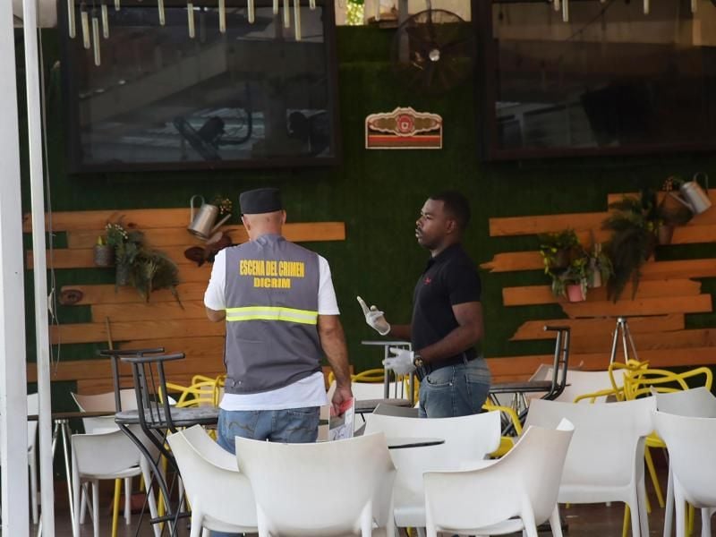 Polizisten suchen Spuren in der Bar in Santo Domingo. Foto: Luis Gomez/AP