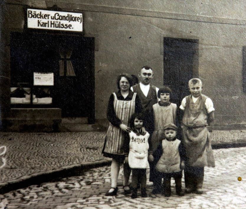Dieses Bild stammt vom 1. April 1924. An diesem Tag hat Karl Hülße (Mitte) die Bäckerei in Alsleben übernommen.