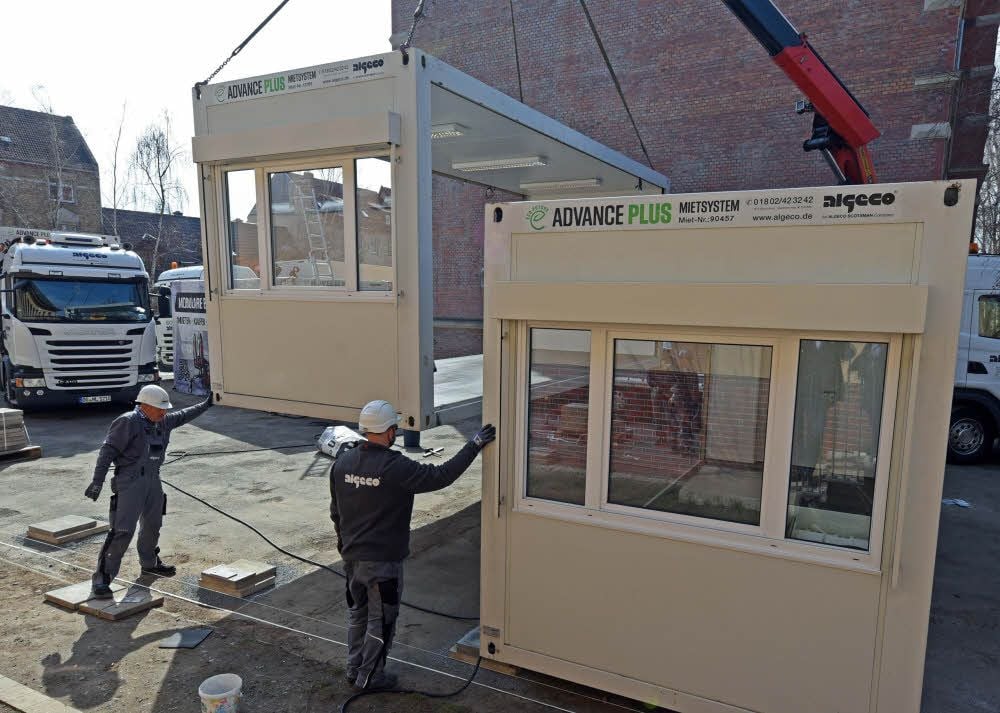 Am Mittwoch begann der Aufbau der Raumcontainer auf dem Schulhof der Grundschule Staßfurter Höhe in Aschersleben.