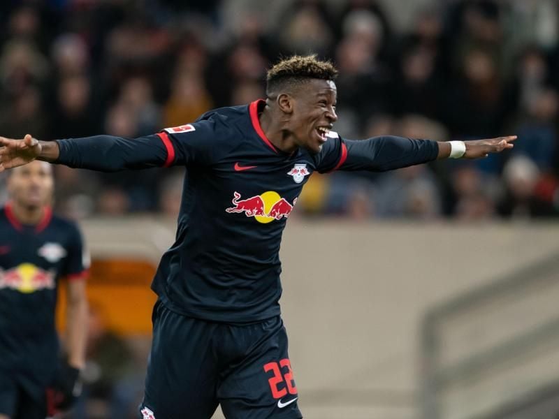 Leipzigs Nordi Mukiele jubelt über seinen Treffer zum 3:0. Foto: Bernd Thissen/dpa