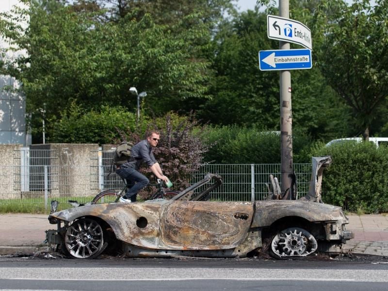 G20-Gegner haben bei Randalen für hohen Sachschaden gesorgt. Doch wer zahlt, wenn das eigene Auto mutwilliger Beschädigung zum Opfer gefallen ist? Foto: Friso Gentsch/dpa