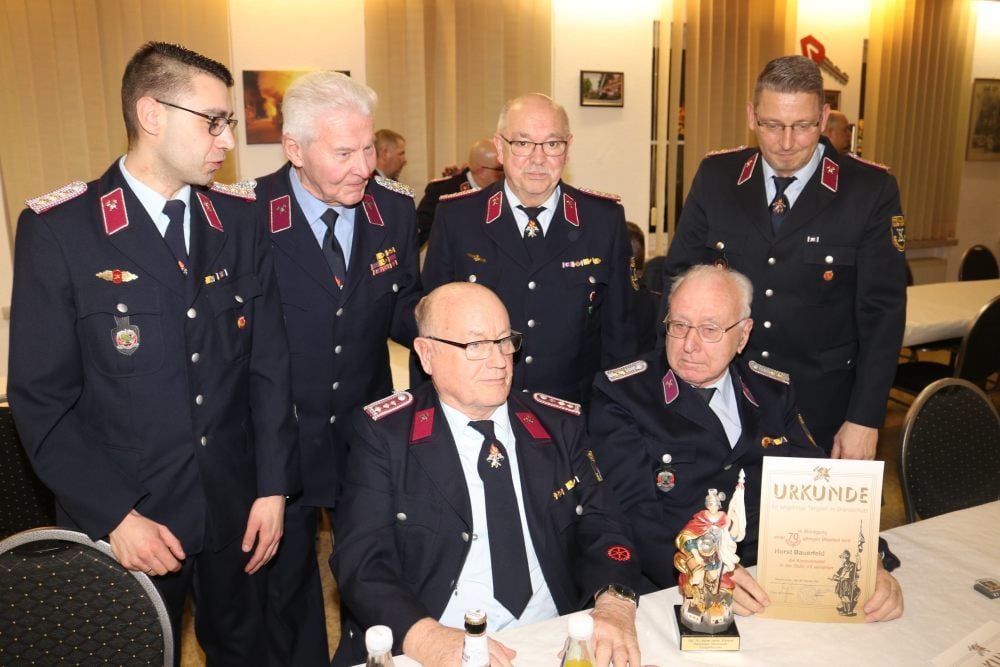 Feuerwehr Sangerhausen: Stolz präsentiert Horst Bauerfeld seine Ehrenurkunde.