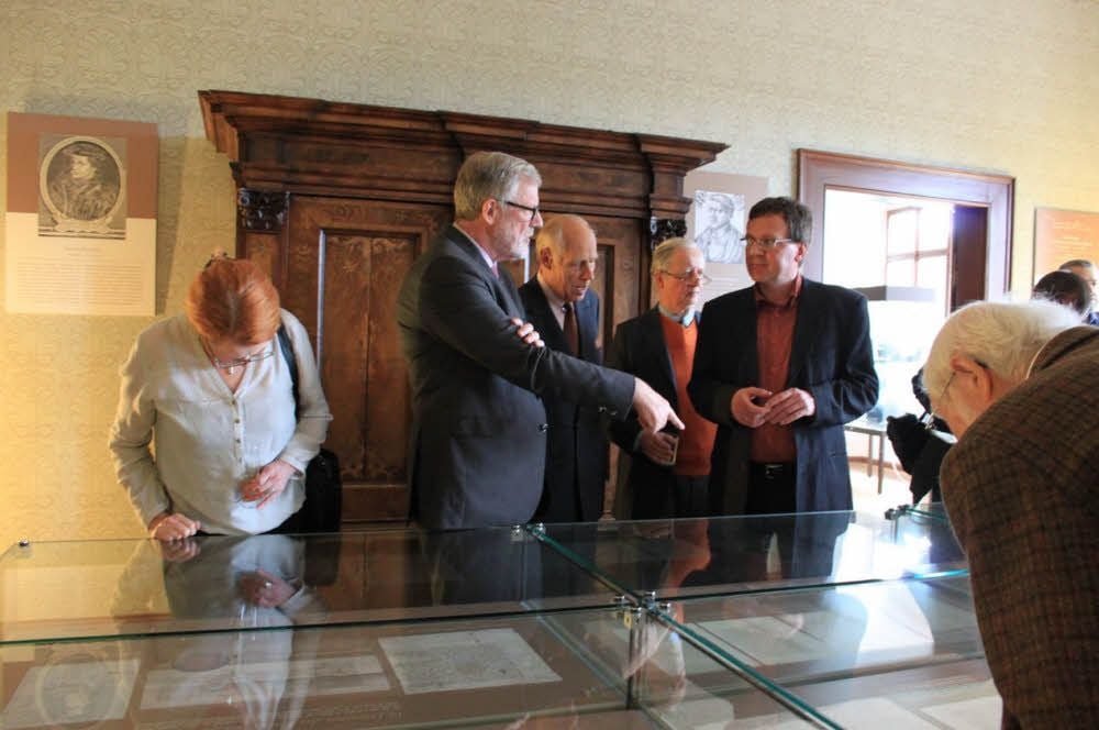 Rainer Robra (li.), Staatsminister für Kultur, im Gespräch mit Jost-Christian Fürst zu Stolberg-Stolberg (2.v.l.) und Mario Bolte (4.v.l.)