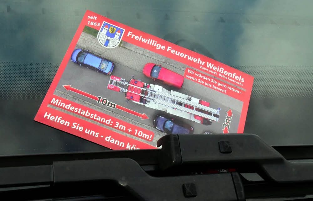 Auf dem Flyer sind die einzuhaltenden Abstände dargestellt.