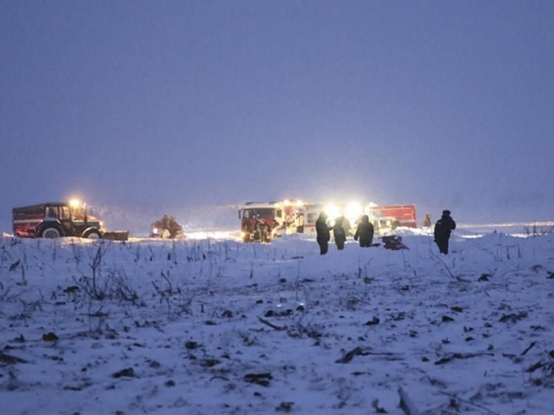 Einsatzkräfte und Behörden an der Absturzstelle nahe Moskau. Bei dem Absturz sind alle 71 Menschen an Board ums Leben gekommen. Foto: Russian Ministry for Emergency Situations/AP