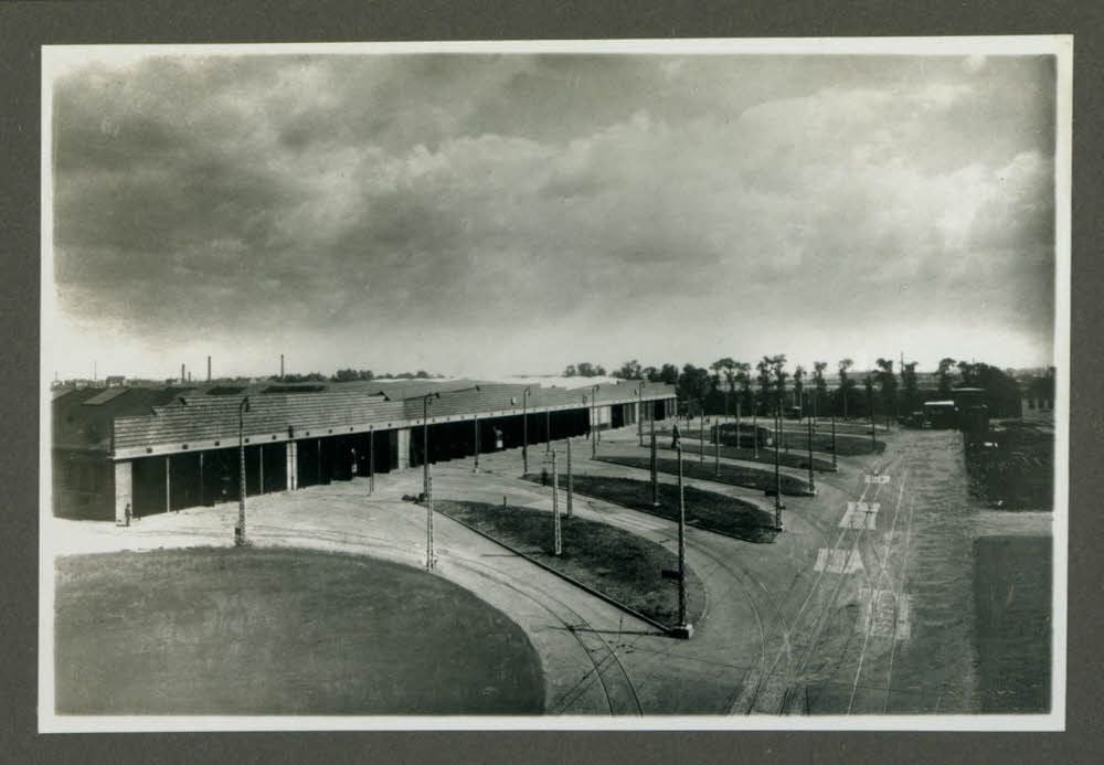 Nach der Fertigstellung: Die Dreifachhalle für Halles Straßenbahnen in den 1920er Jahren