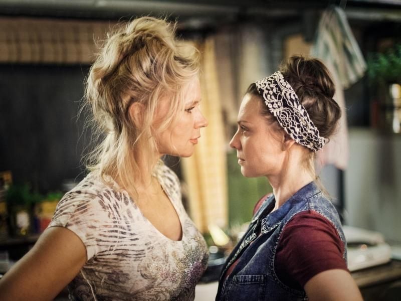 Linda (Veronica Ferres) und ihre ehemalige Reinigungskraft Justyna (Magdalena Boczarska) leisten neuerdings gemeinsamen Putzdienst. Foto: Hagen Keller