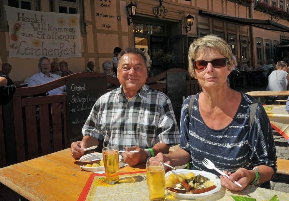 Die Besucher Lothar und Eva Kühnert lassen sich die Lerchen in Stolberg schmecken.