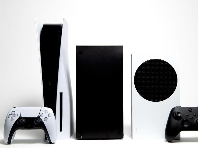 Generationen-Treffen: Die Spielkonsolen Xbox Series S und Series X von Microsoft und ganz links die Playstation 5 von Sony. Foto: Zacharie Scheurer/dpa-tmn