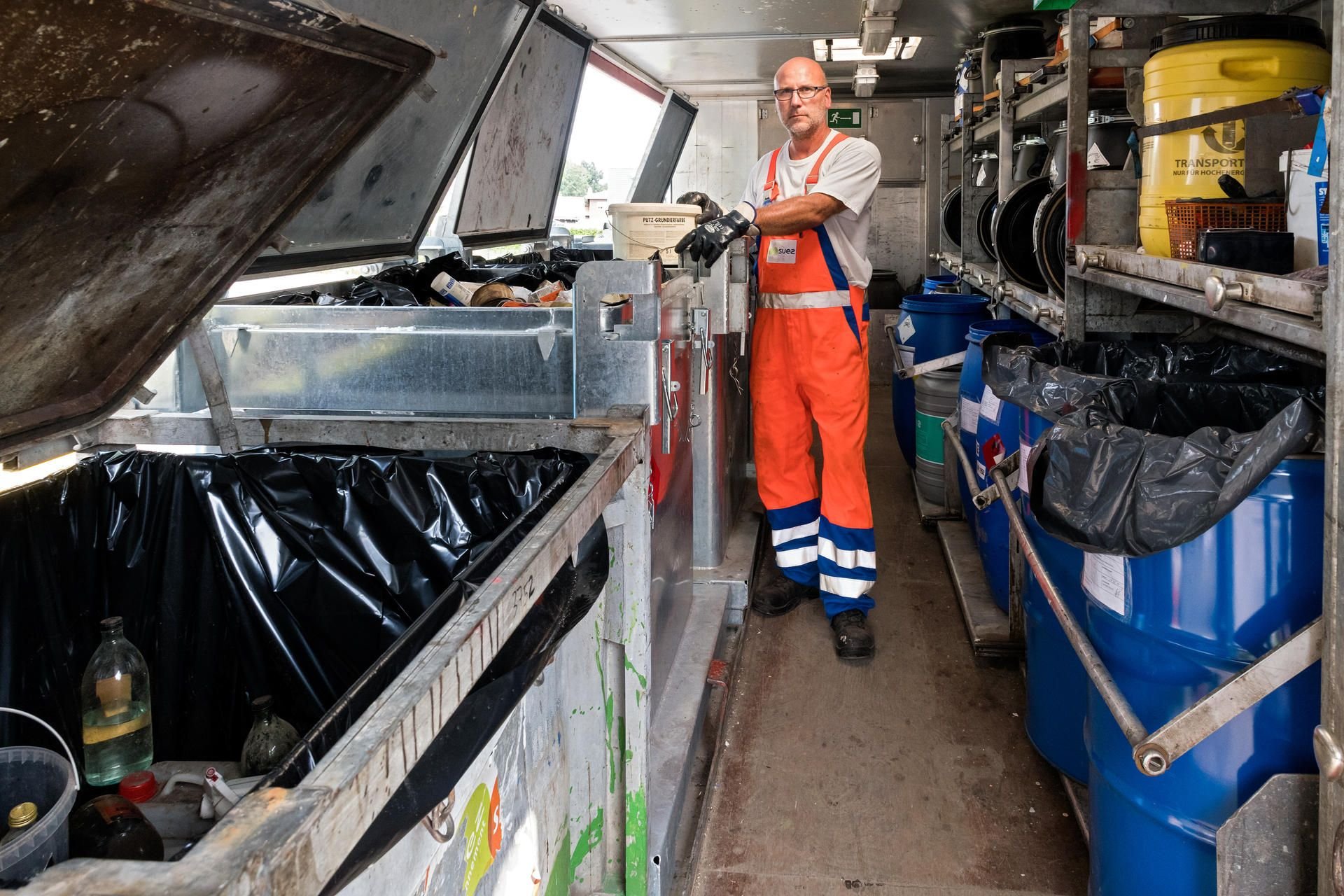 Sven Fröbel im Enstsorgungsfahrzeug Sondermüll