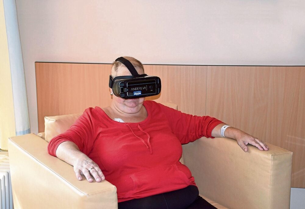 Iris Brach schippert mit Hilfe der VR-Brille über den Bodensee. So vergisst sie eine Weile die Sorgen, die ihre Krebserkrankung mit sich bringt.