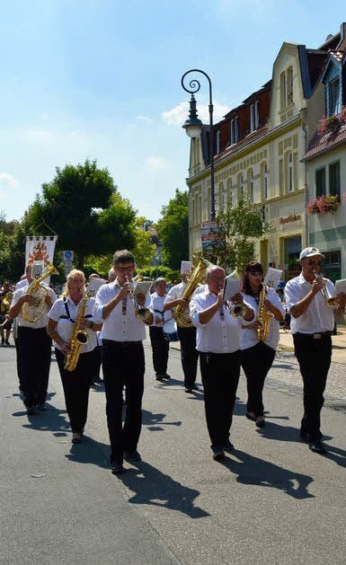 Die Bad Schmiedeberger Schalmeienkapelle verkündet den Beginn des Fest-Umzuges.
