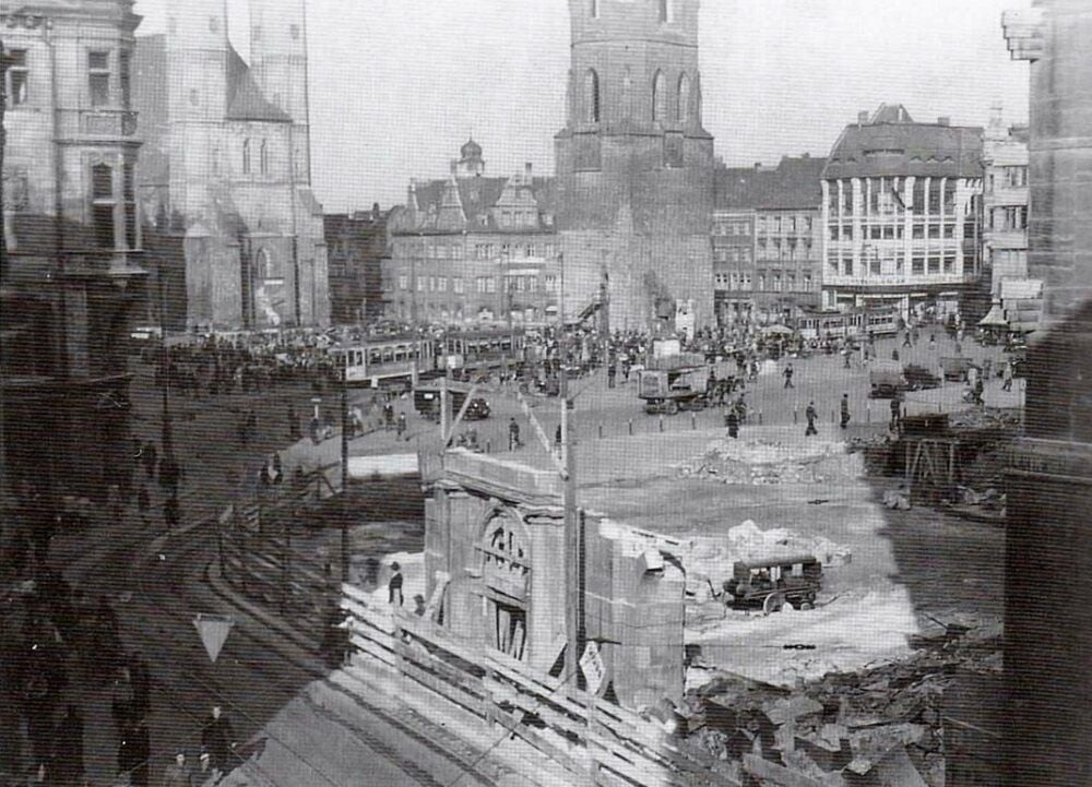 Das Foto von 1950 zeigt den Abbruch des Barockflügel-Schmuckportals.