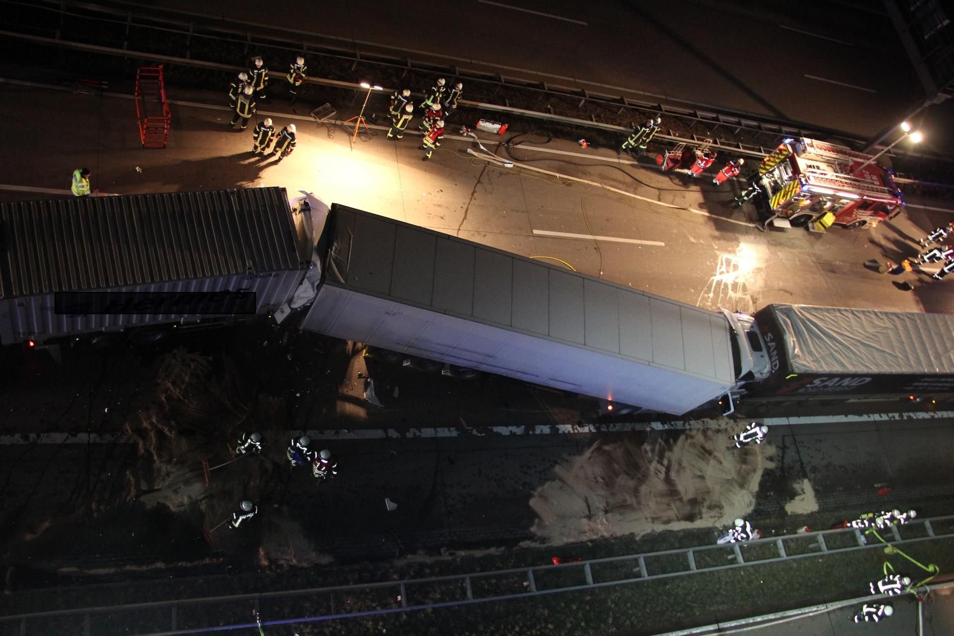Unfallstelle auf der A1. Bei Bremen ist ein Lkw-Fahrer bei einem Unfall ums Leben gekommen.