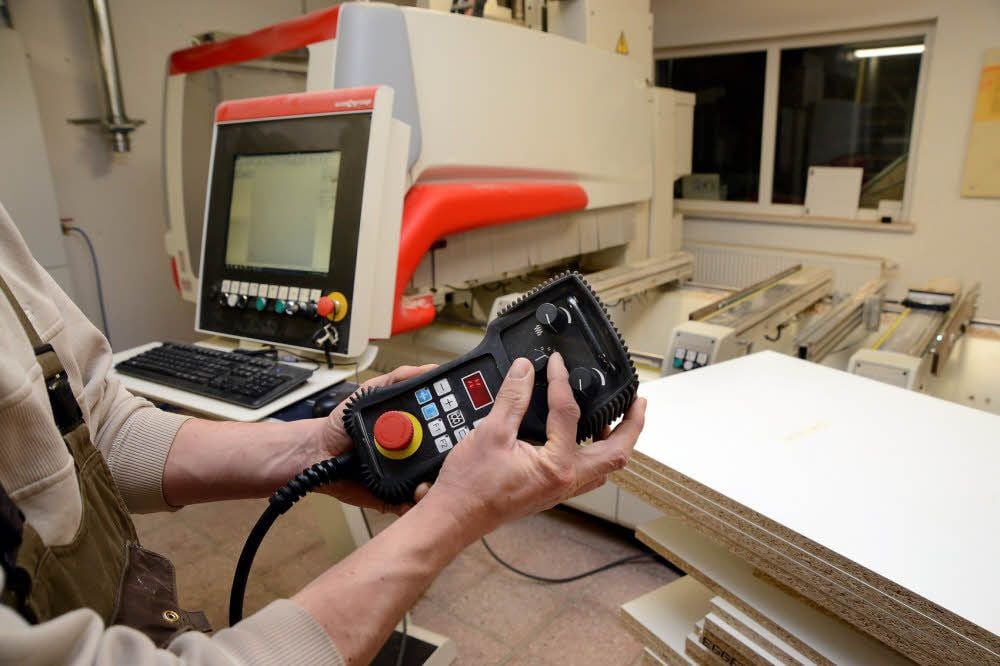 Moderne CNC-Technik arbeitet auf den Zehntelmillimeter genau.