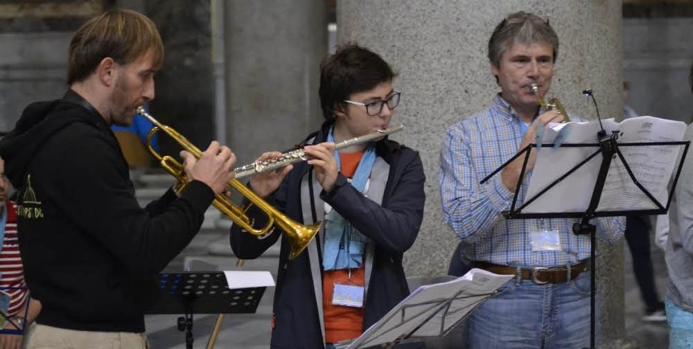 Gregor Majewski (links) gestaltete gemeinsam mit mehreren Musikern die Gottesdienste - und spielte auch bei der Papst-Audienz.