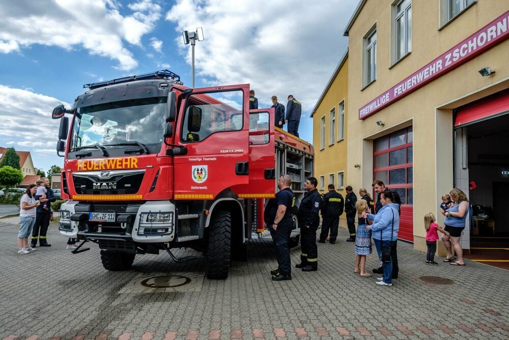 Gleich nach Ankunft des neuen TLF 3000 am Gerätehaus wurde das Fahrzeug von den Kameraden inspiziert.