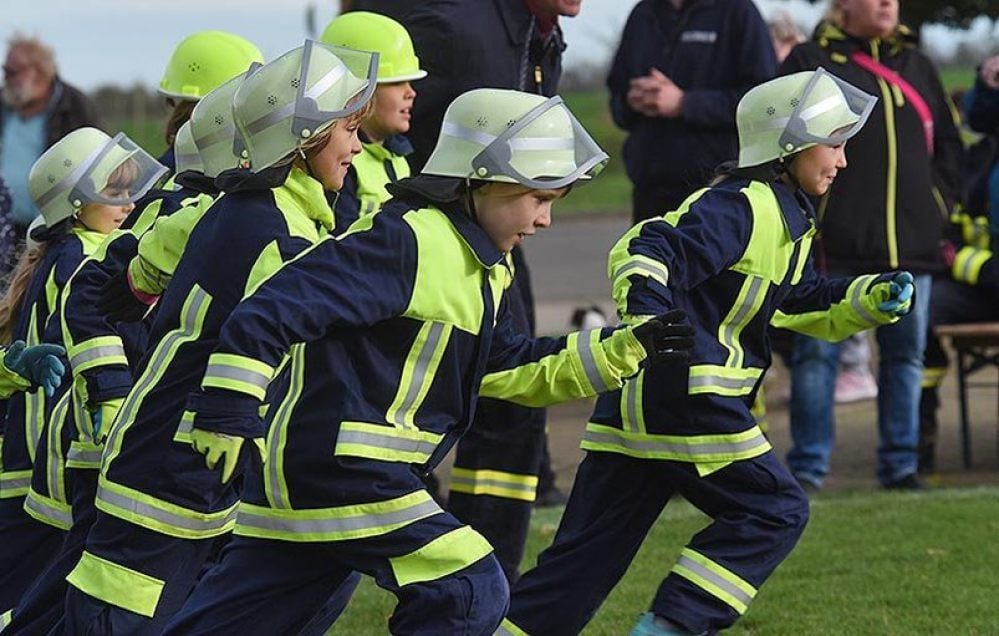 Die Kinderfeuerwehr aus Frose bei einer Übung