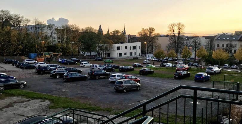Noch ist die Fläche für die neue Schule ein Platz für Dauerparker.
