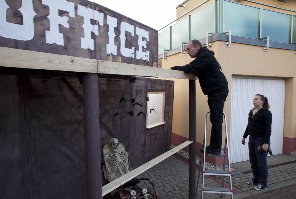 Wolfgang Reinhold, der hier Hilfe von seiner Tochter Saskia erhält, hat wochenlang an der Installation getüftelt. Der Aufbau dauerte den ganzen Tag.