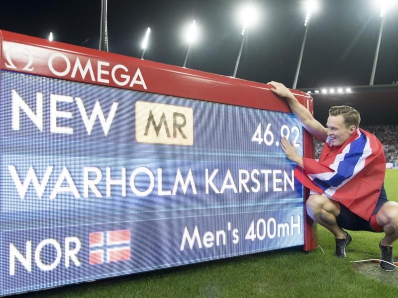Hürdenläufer Karsten Warholm aus Norwegen jubelt über den Europarekord. Foto: Jean-Christophe Bott/KEYSTONE