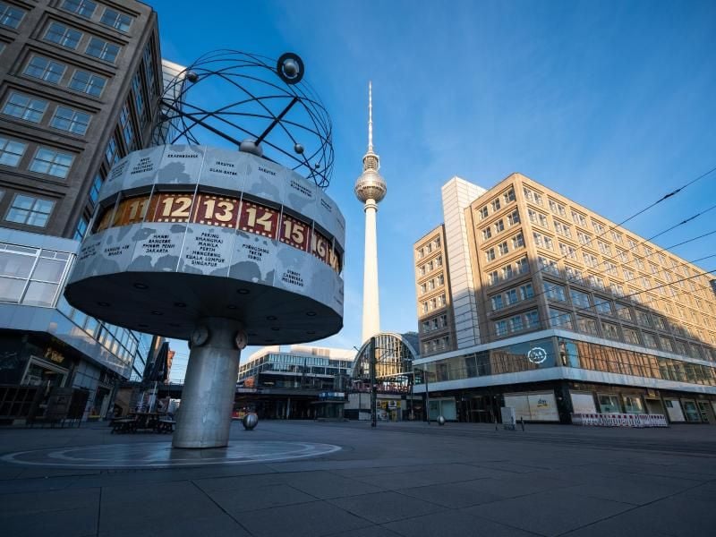Mitte April in Berlin: Der Alexanderplatz ist fast menschenleer. Foto: Christophe Gateau/dpa