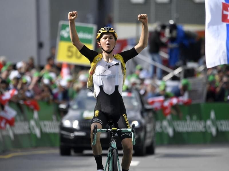 Antwan Tolhoeck aus den Niederlanden vom Team Jumbo-Visma jubelt nach dem Etappensieg. Foto: Gian Ehrenzeller/KEYSTONE