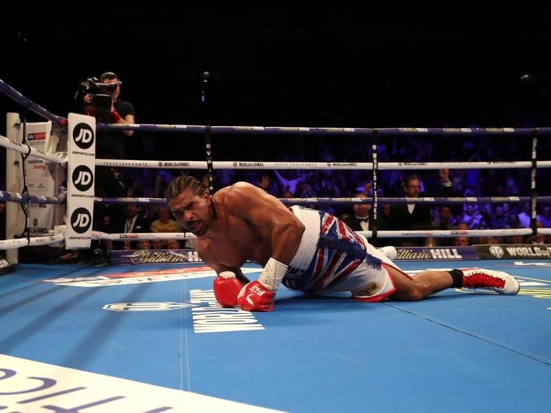 David Haye liegt nach einem Niederschlag auf dem Ringboden. Der Brite verliert gegen seinen Landsmann Tony Bellow durch technischen K.o. Foto: Nick Potts/PA Wire