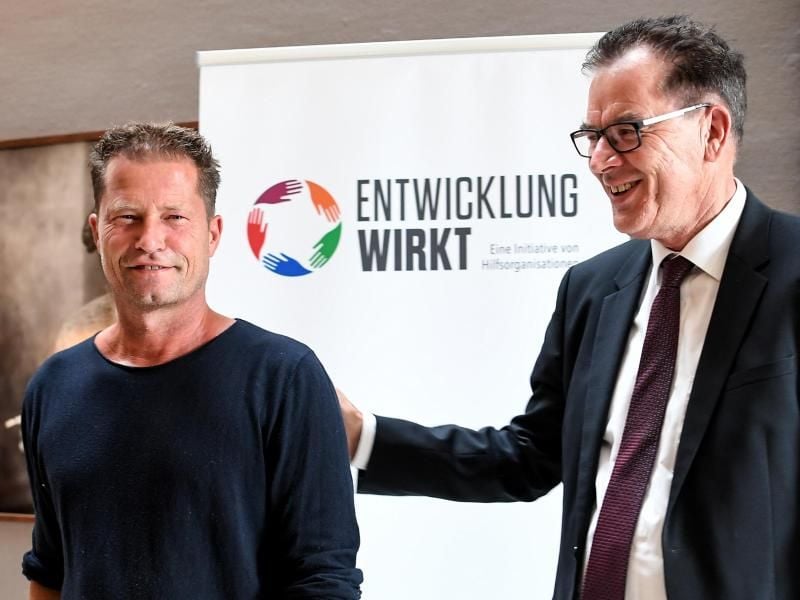 Til Schweiger und Entwicklungsminister Gerd Müller stellen die Kampagne vor. Foto: Britta Pedersen/dpa-Zentralbild/dpa