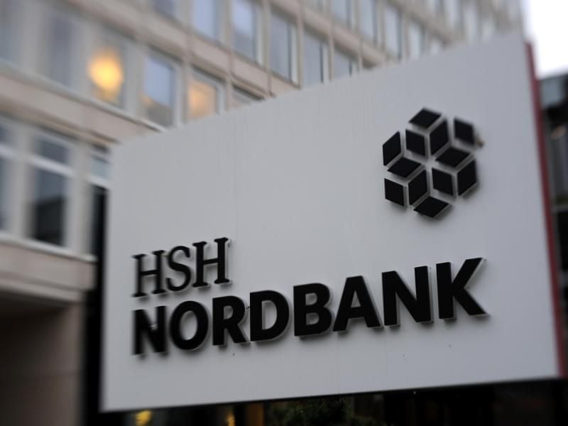 Firmenschild der HSH Nordbank. Foto: Carsten Rehder/Archiv