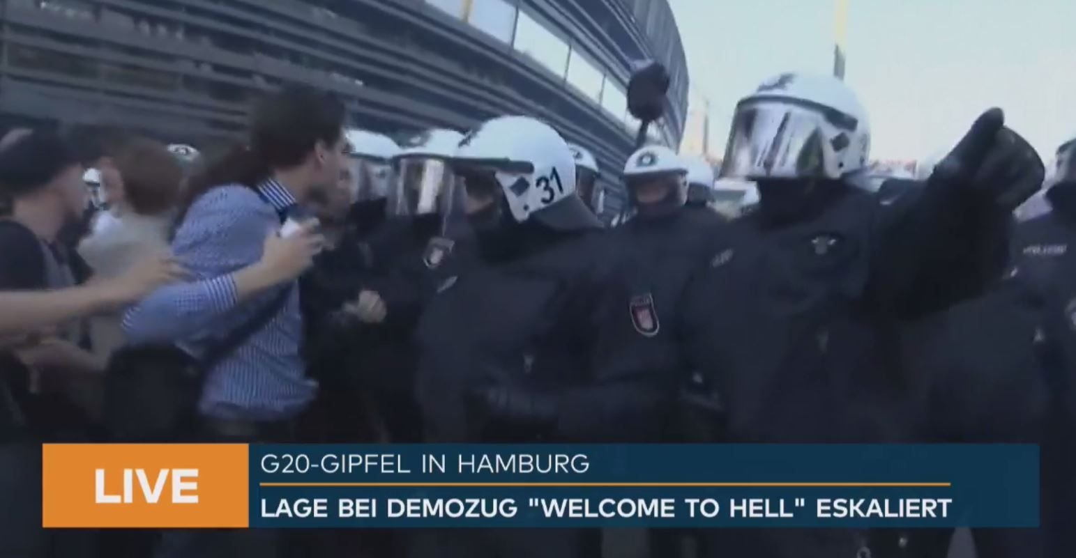 Jürgen Kasek (links im hellblauen Hemd) beim G-20-Demozug "Welcome To Hell" in Hamburg.