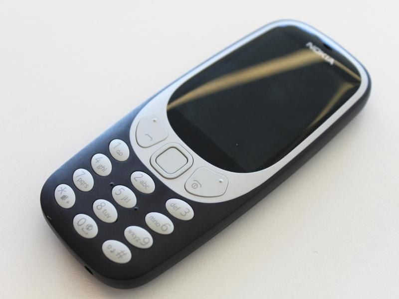 Das neue Model des Nokia 3310 stellt der finnische Mobilhersteller beim Mobile World Kongresses (MWC) in Barcelona vor. Foto: Martin Landi