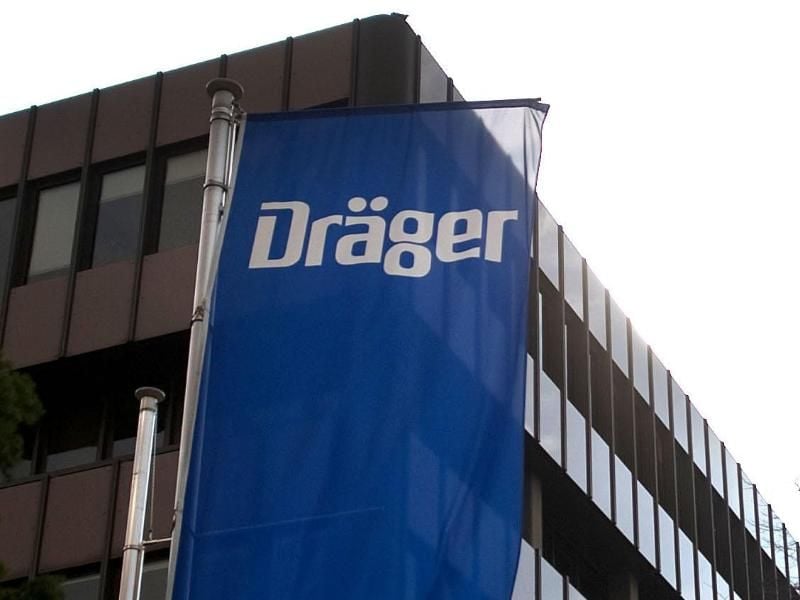 Am Hauptsitz von Dräger in Lübeck weht eine Fahne mit dem Logo der Firma. Foto: Axel Heimken/Archiv