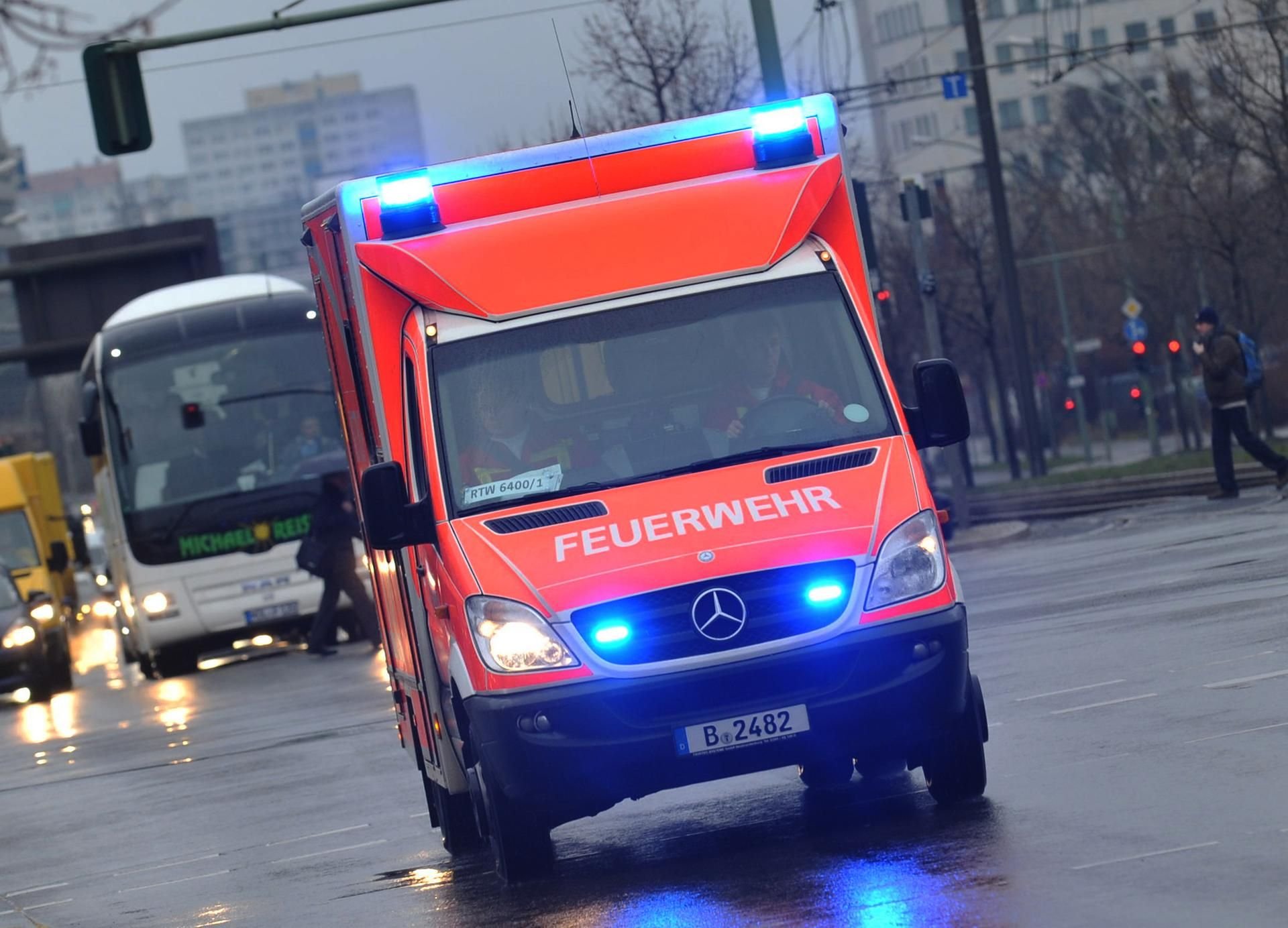 Ein Krankenwagen der Berliner Feuerwehr auf dem Weg zu einem Einsatz (Symbolbild).