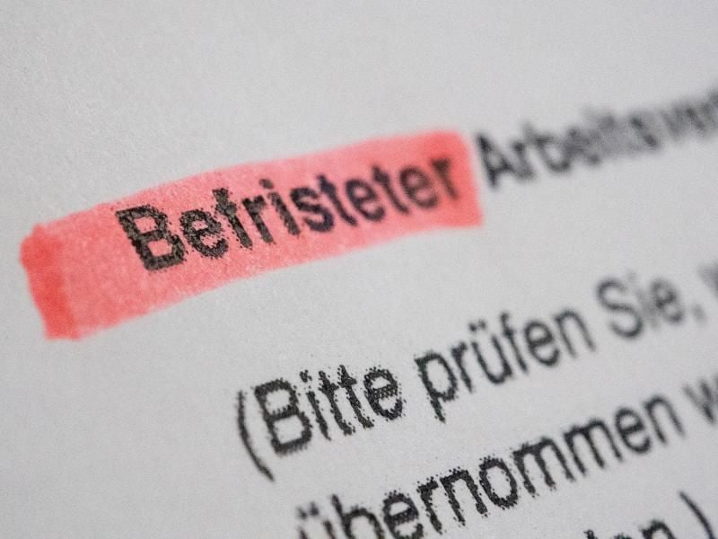 Job auf Zeit: Befristete Verträge setzen Firmen in den meisten Fällen zur Erprobung der Mitarbeiter ein. Foto: Karolin Krämer/dpa-tmn/dpa