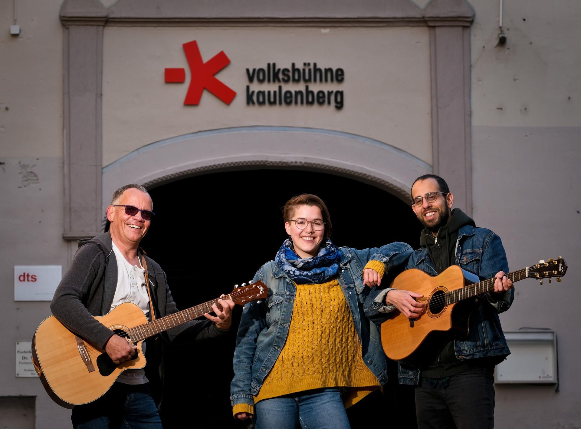 Frank Schlüter (links) und das Duo Zohar&Montana spielen für Ehrenamtliche live von der Kaulenberg-Bühne.