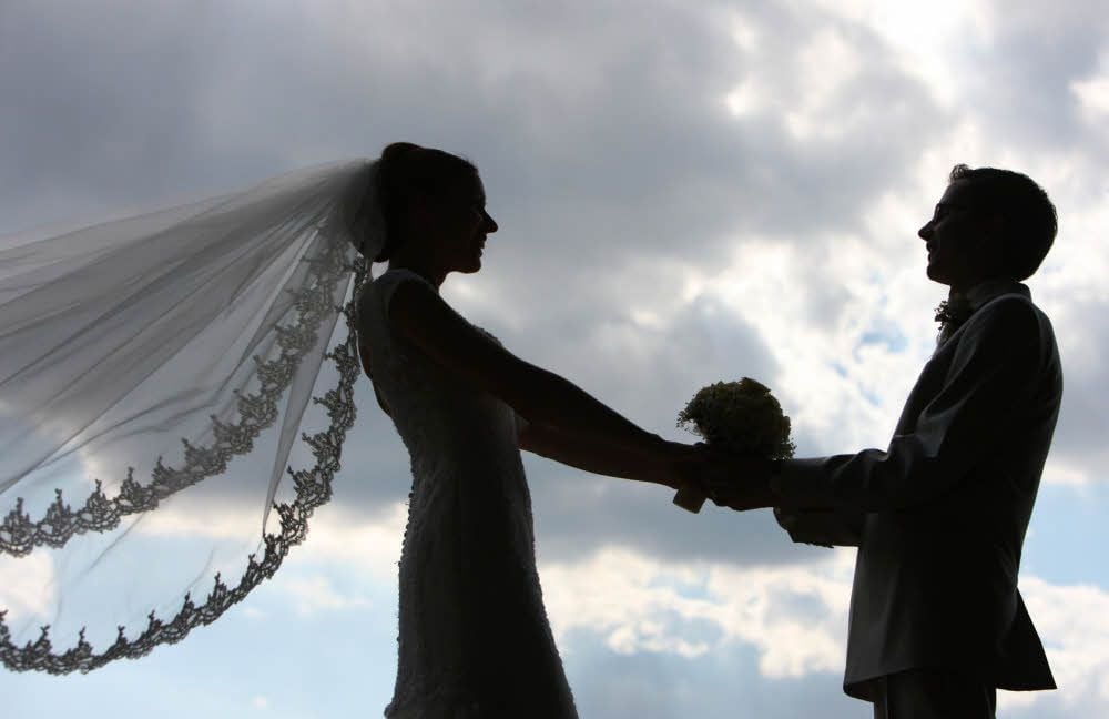 Die Silhouette eines frisch vermählten Hochzeitspaares