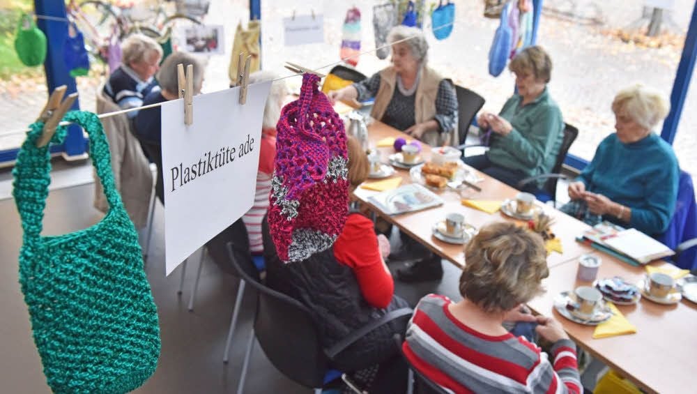 Diese Frauen wollen Gutes bewirken - und häkeln gegen die Plastiktüte an.