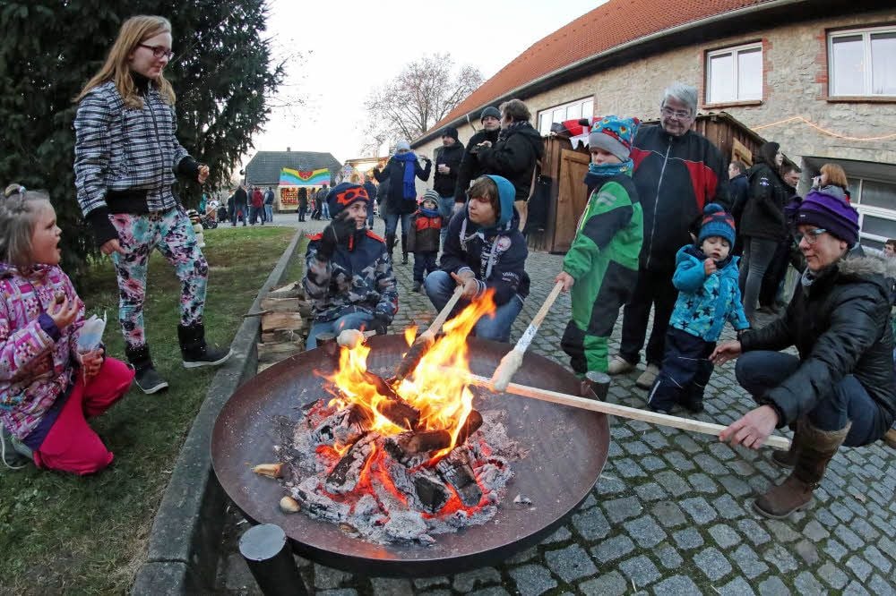 Das Backen von Stockbrot ist auch auf dem Gaterslebener Weihnachtsmarkt ein Renner.