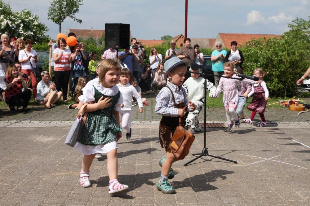 Mit großem Spaß gestalten die Mädchen und Jungen das Festprogramm.