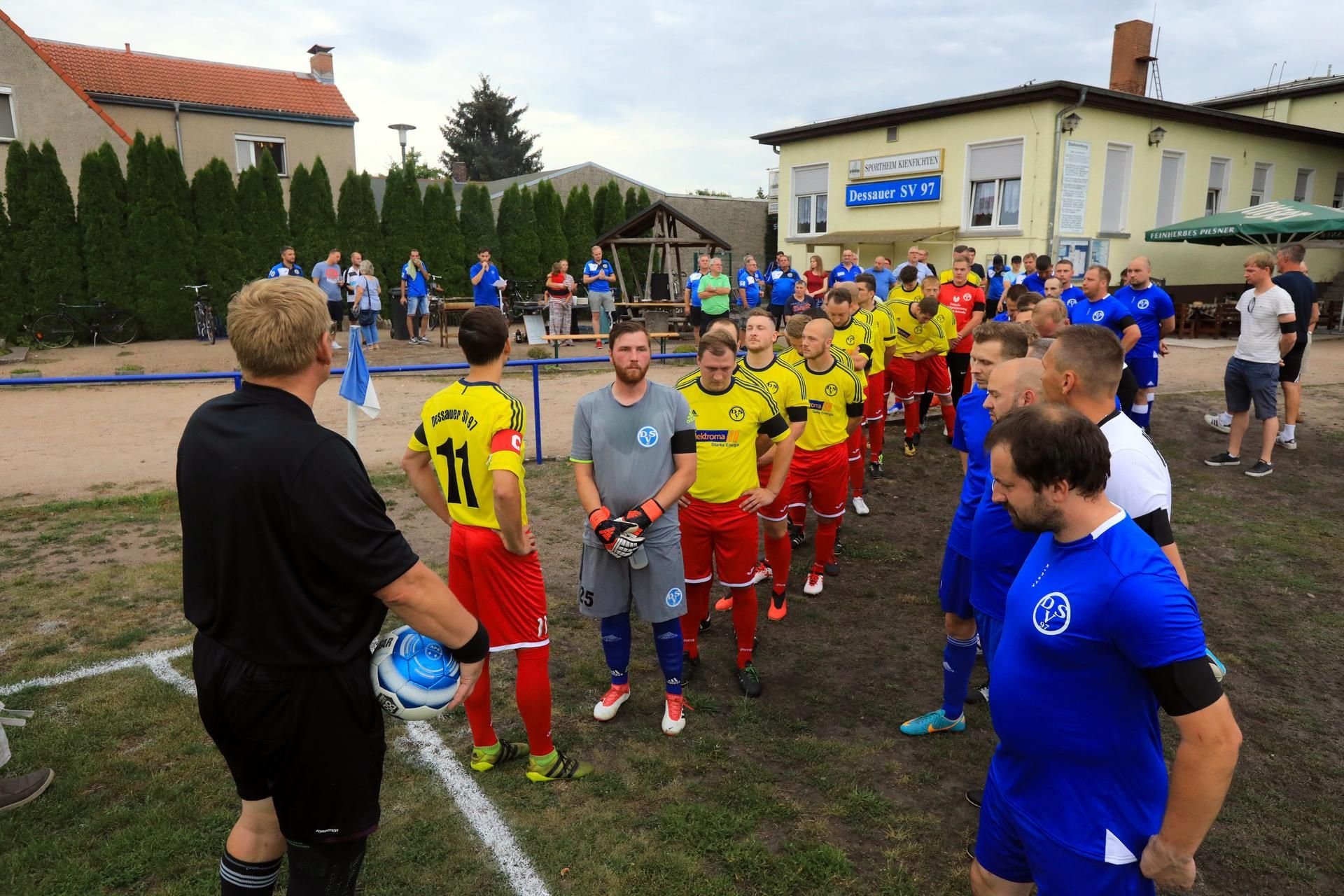 Sportplatz Kienfichten Dessau: Abschieds- Benefizspiel für den im Juli verstorbenen Spieler Habermann vom DSV 97 gegen Habi & Friends (in blau) Zu Beginn gab es eine Schweigeminute.