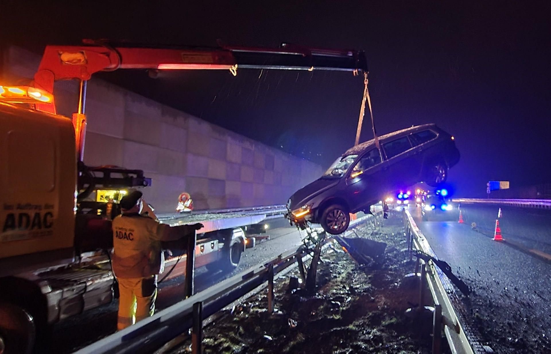 Ein PKW wird nach einem Verkehrsunfall auf der A10 in der Nähe des Rastplatzes Michendorf Süd über die Fahrbahn gehoben.