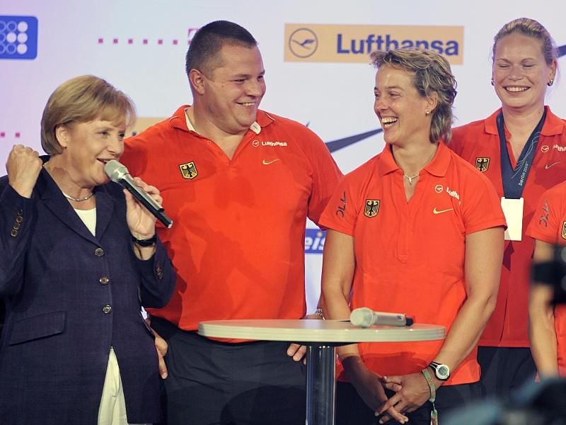 Bundeskanzlerin Angela Merkel (l) trifft 2009 die deutschen Medaillengewinner der Leichtathletik-WM. Foto: Hannibal