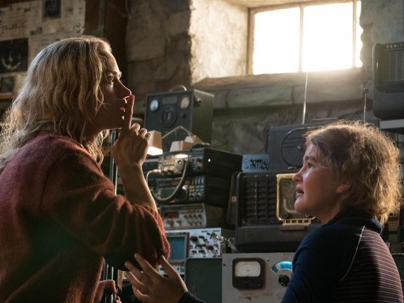 Emily Blunt (l) als Evelyn und Millicent Simmonds als Regan Abbott - „A Quiet Place” ist ein Thriller zum Nägelkauen. Foto: Jonny Cournoyer/Paramount Pictures