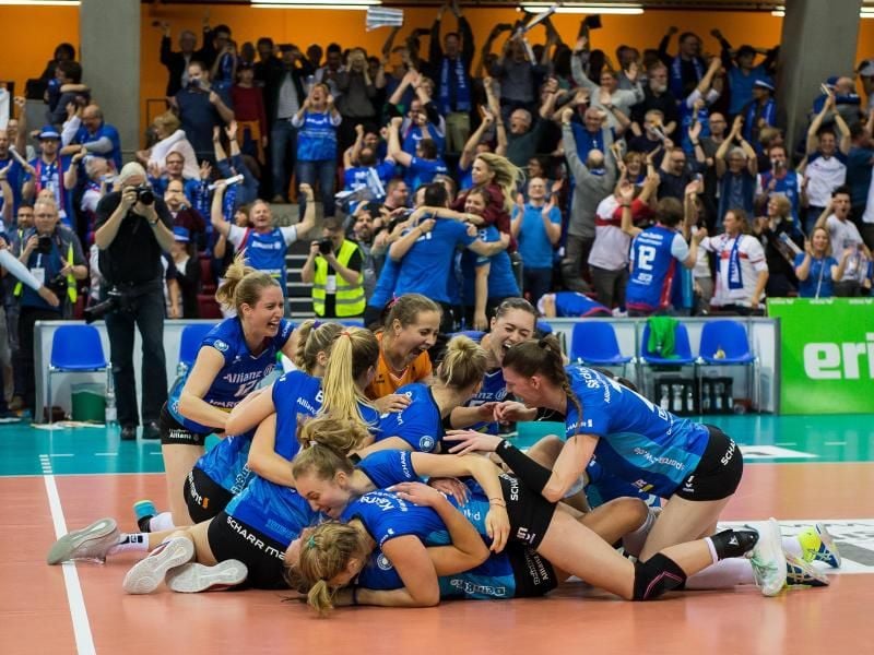 Stuttgarts Volleyballerinnen freuen sich über den deutschen Meistertitel. Foto: Christoph Schmidt