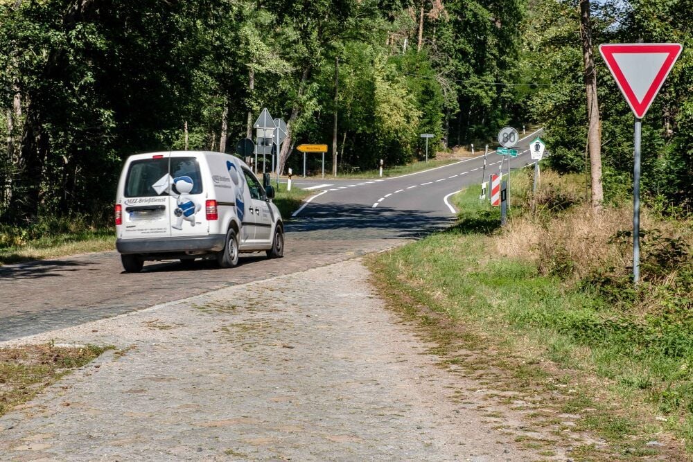 Deutlich erkennbar die Grenze zwischen Sachsen und Sachsen-Anhalt: Der sachsen-anhaltische Bereich der K2029/7413 wurde bereits erneuert.