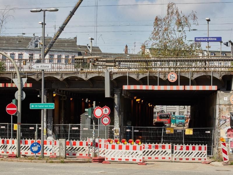 Absperrzäune stehen auf der Baustelle am Lessingtunnel im Stadtteil Altona. Foto: Georg Wendt/dpa/Archivbild