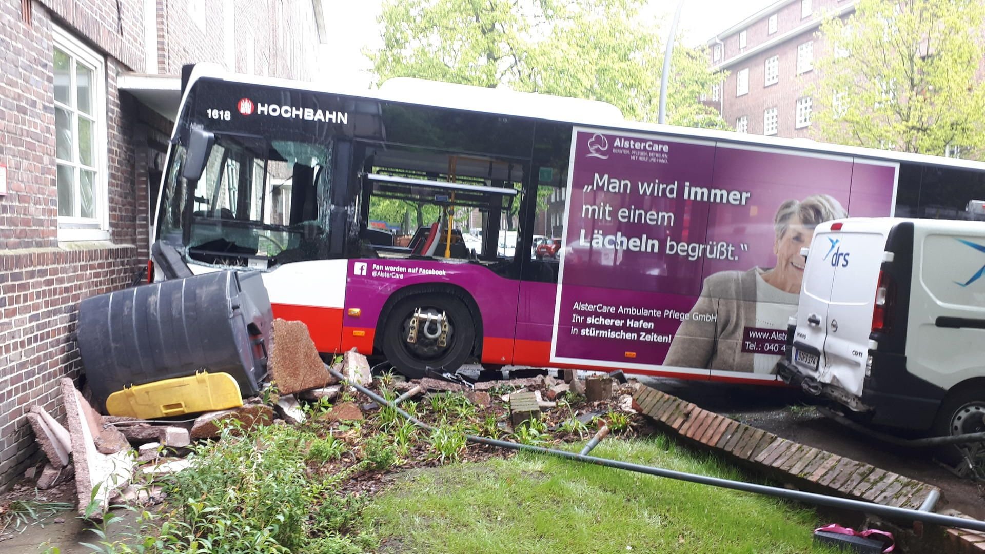 Der Hamburger Busfahrer habe sich in dem Wohngebiet zunächst verfahren, teilte die Polizei mit.